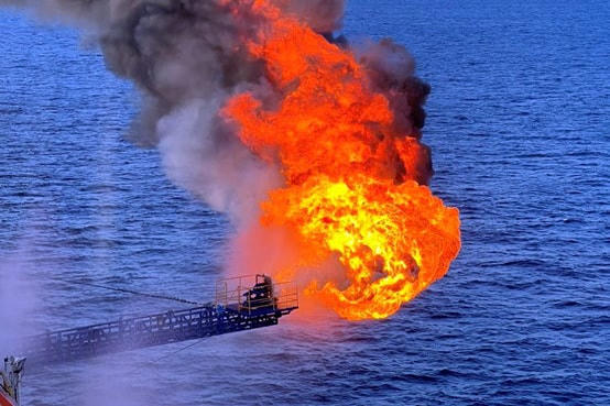 Ngọn lửa từ DHN-4X với dòng dầu tự phun.