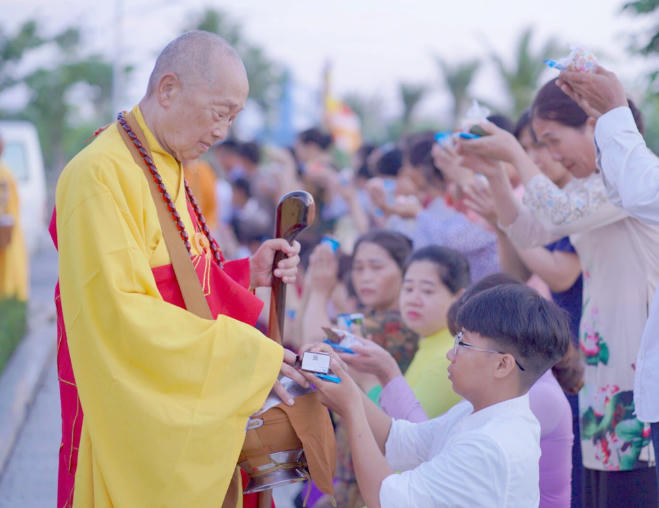 Hoà Thượng (Phó chủ tịch Hội đồng Trị sự, Phó Trưởng ban Tăng Sự TW GHPGVN, Trưởng Ban Trị sự GHPGVN tỉnh Quảng Bình) thọ nhận sự cúng dường của nhân dân, Phật tử.