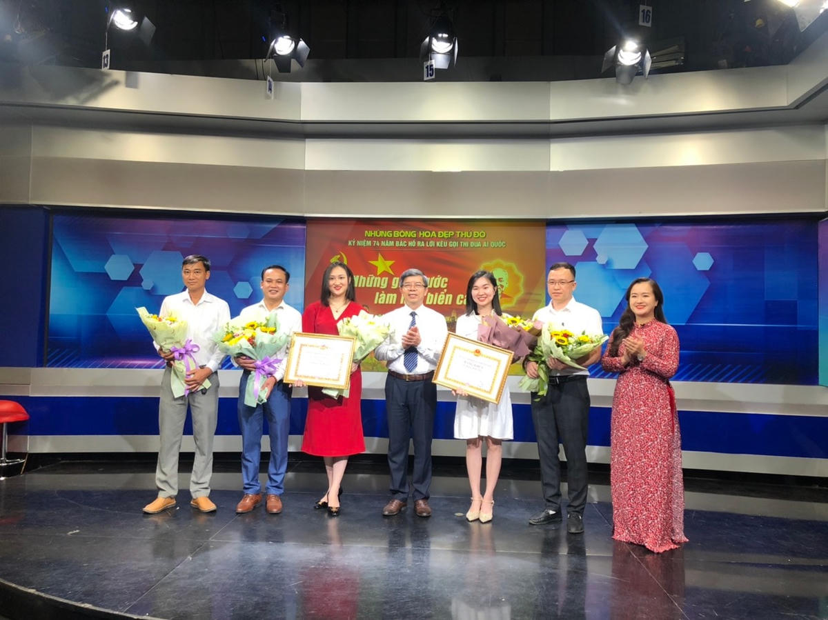 Các cá nhân được tặng danh hiệu “Người tốt việc tốt” trong chương trình Giao lưu tọa đàm Những bông hoa đẹp Thủ đô Tháng 6.