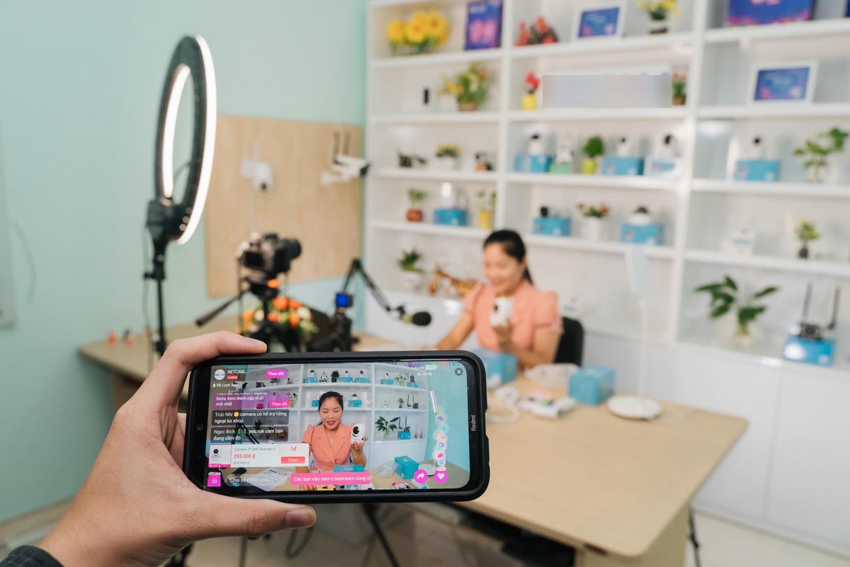 Cẩn trọng với những lời mời chào mua sắm hấp dẫn từ livestream.