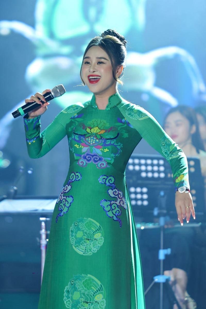 Phương Nga xuất hiện trên sân khấu cùng tà áo dài truyền thống trong đêm "Gala Sao Mai hội tụ".