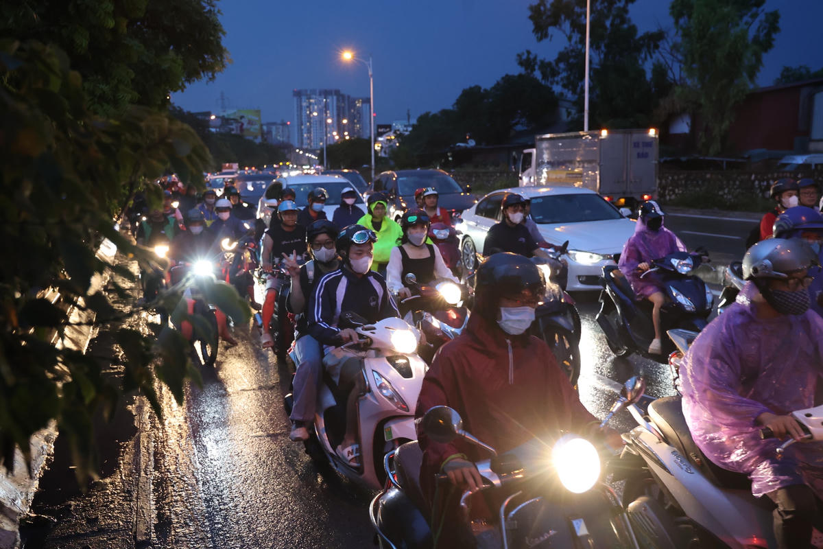 Dù trời đã muộn nhưng các phương tiện vẫn kẹt cứng.