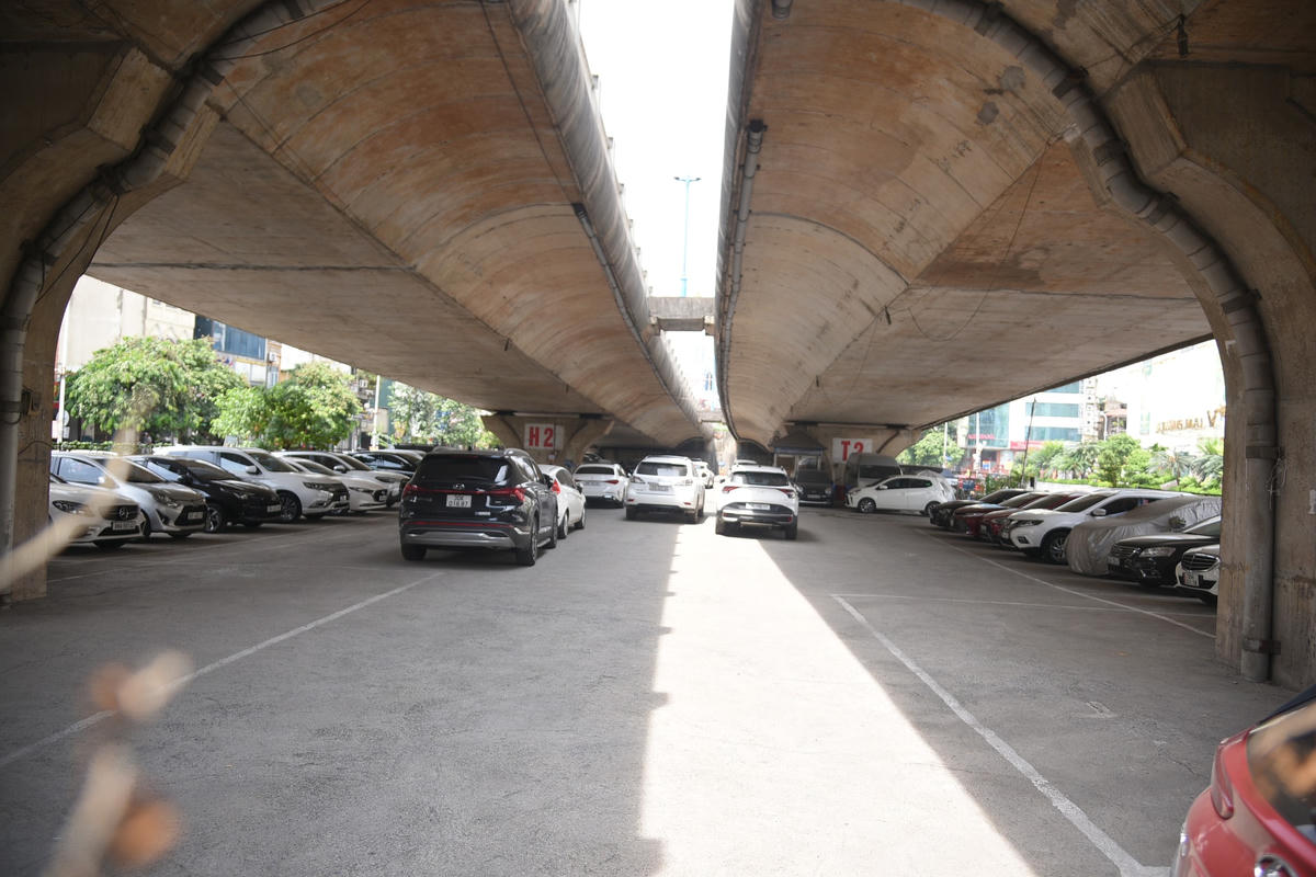“Việc trông giữ xe khu vực gầm cầu đã giải quyết một phần nhu cầu của người dân, góp phần giảm áp lực giao thông tĩnh”, ông Bảo đánh giá.