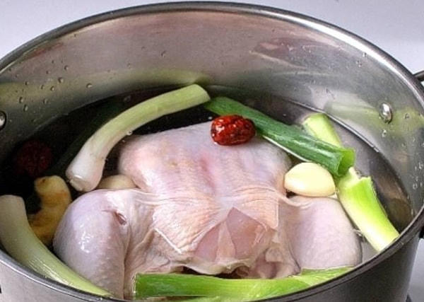Dùng nồi sâu lòng để luộc gà. 