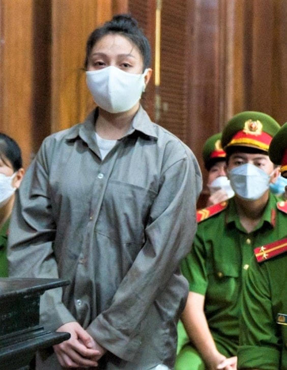 Sau khi khóc lóc trong phần thẩm tra tư pháp, "mẹ kế" Quỳnh Trang lộ rõ tâm trạng thất thần trước hành vi tội ác của mình.