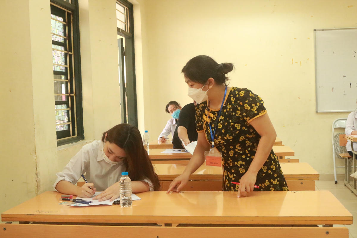 Cán bộ coi thi hướng dẫn thí sinh làm các thủ tục dự thi.