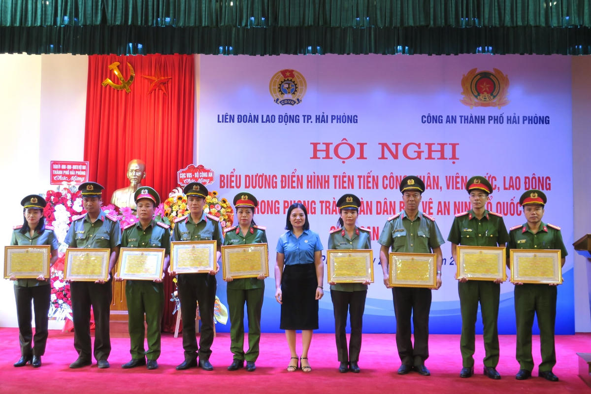 Các tập thể, cá nhân nhận Bằng khen của Liên đoàn Lao động TP Hải Phòng. Ảnh: Cổng Thông tin điện tử TP Hải Phòng.