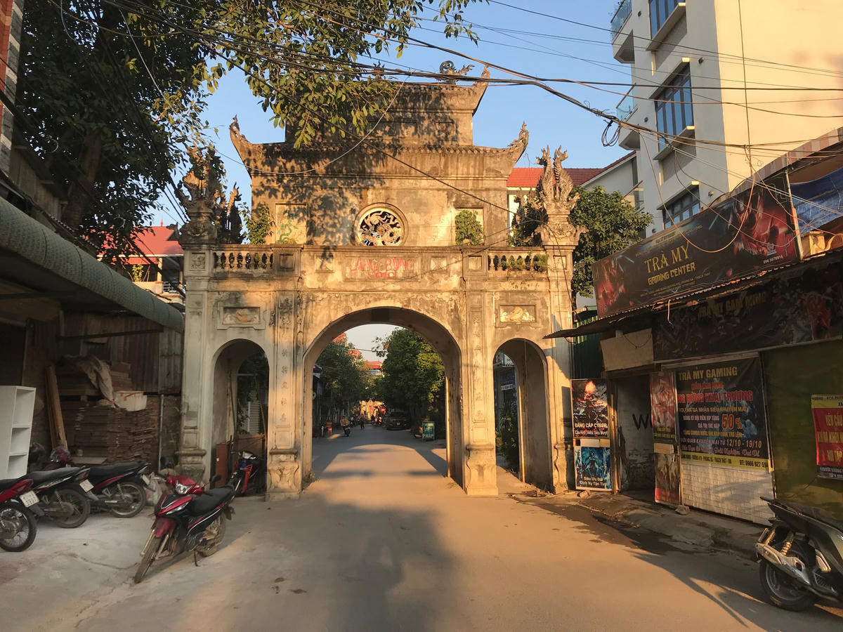 Cổng làng Bùng (Phùng Xá, Thạch Thất, Hà Nội).  