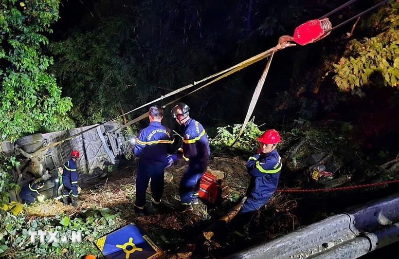 Lực lượng chức năng tổ chức cứu hộ tại hiện trường. (Ảnh TTXVN phát)