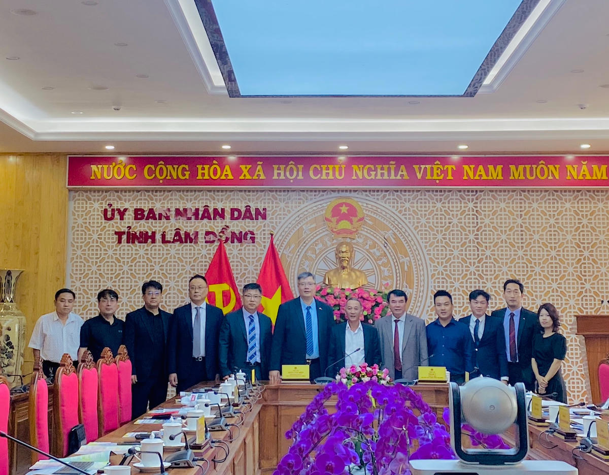 Các đại biểu chụp ảnh chung.