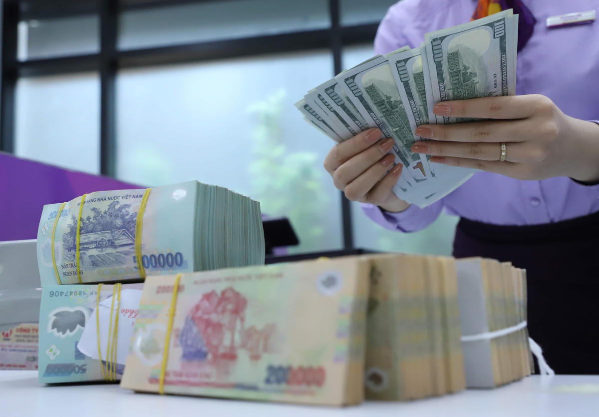 Các ngân hàng thương mại cũng bắt đầu tăng lãi suất huy động. Ảnh: Quang Vinh.