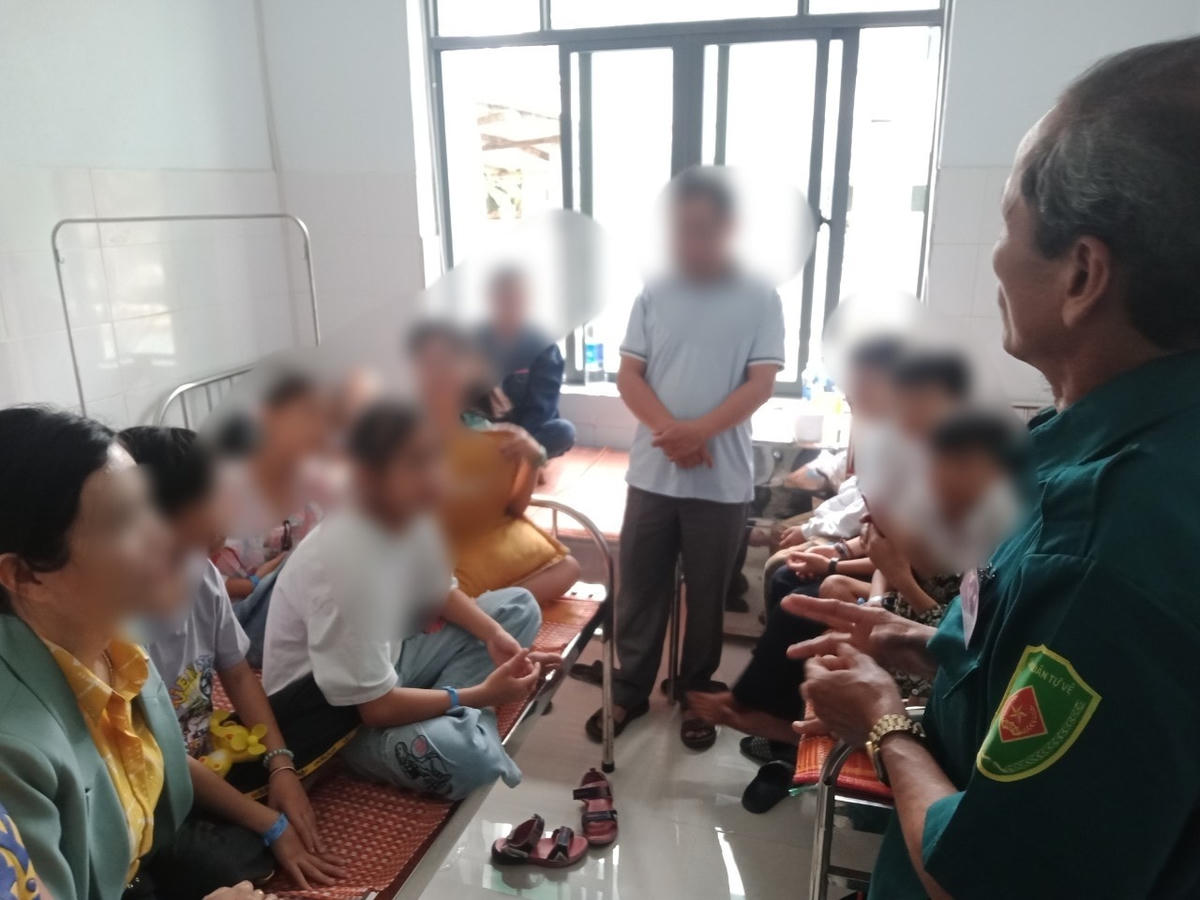 Các em học sinh bị ngộ độc thực phẩm điều trị tại bệnh viện.