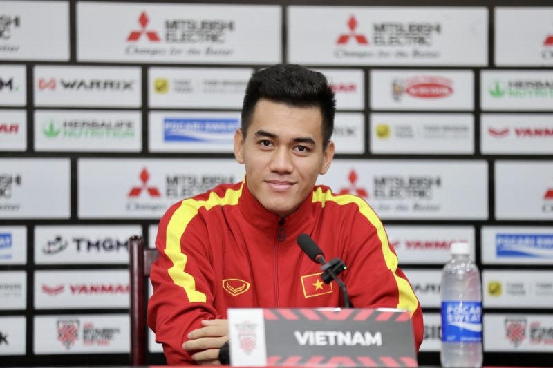 Tiến Linh dự họp báo trước trận đấu cùng HLV Park Hang Seo. Ảnh: VFF.
