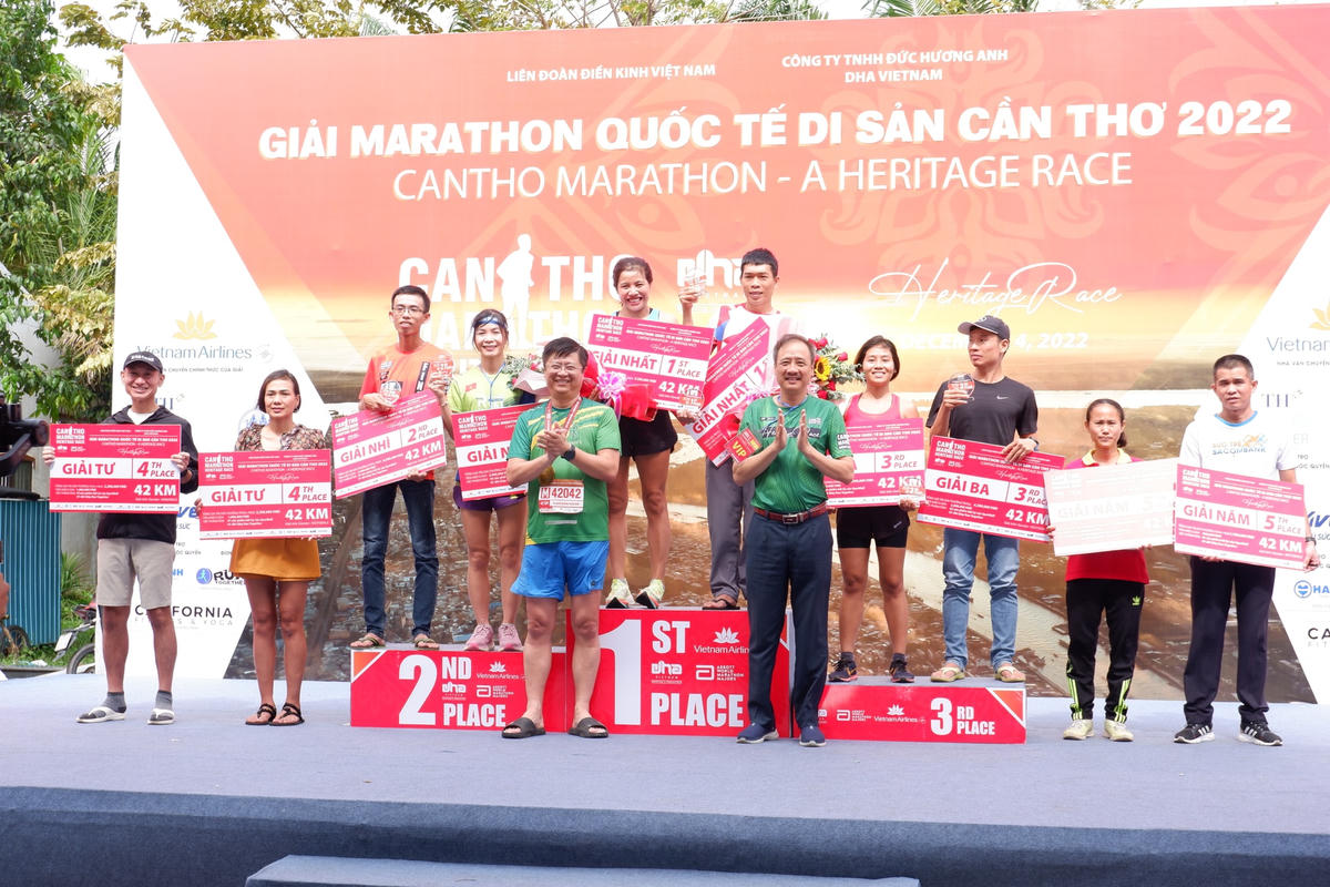 Các vận động viên đạt giải cao ở cự ly 42km.