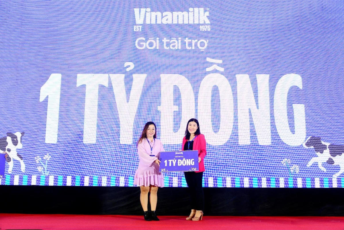 Đại diện Vinamilk trao bảng tài trợ 1 tỷ đồng cho ban tổ chức.