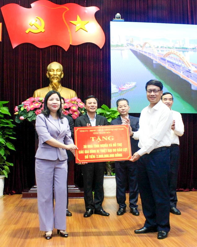 Chủ tịch Ủy ban MTTQ Việt Nam TP Đà Nẵng Ngô Xuân Thắng (phải), tiếp nhận 2 tỷ đồng từ Đoàn công tác Tỉnh ủy Thanh Hóa.