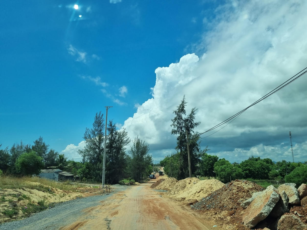 Đất phong hoá, đường dang dở, nhếch nhác, ảnh hưởng đến việc lưu thông của người dân.