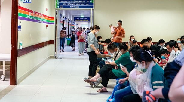 Trẻ tới khám tại Bệnh viện Nhi trung ương có xu hướng gia tăng. Ảnh: BVCC.
