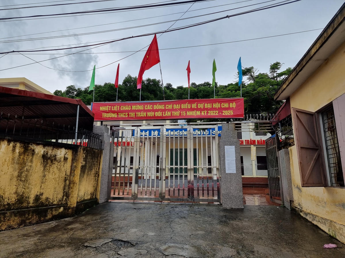 Chưa vào năm học, Trường THCS thị trấn Núi Đối đã xảy ra lạm thu.