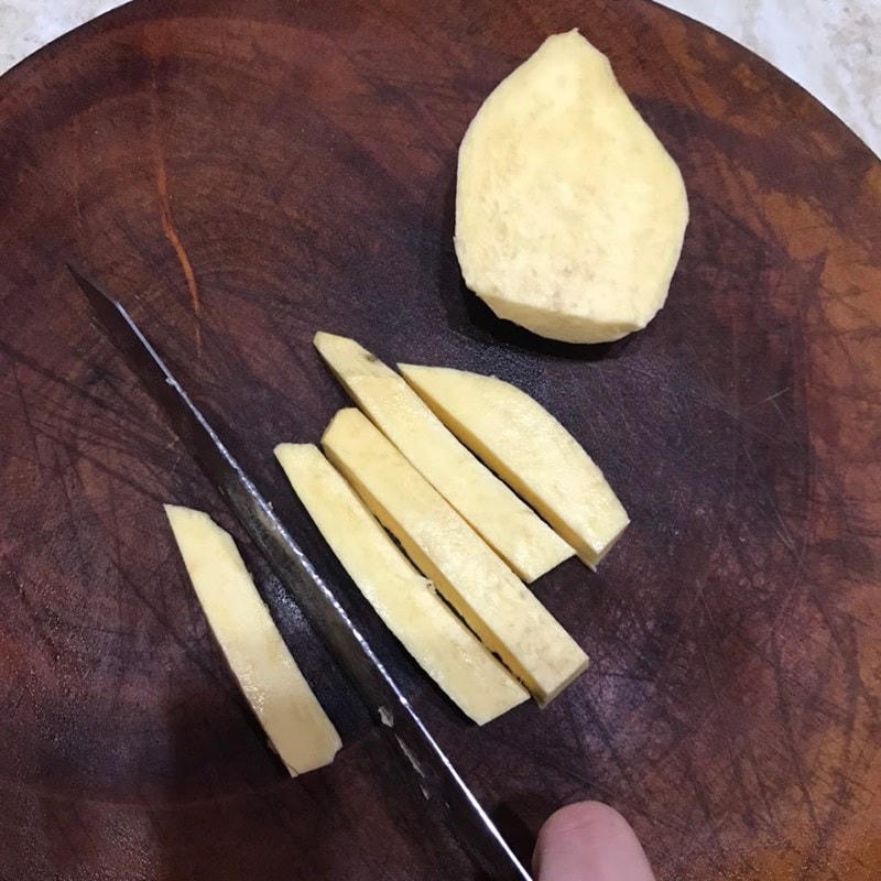 Sơ chế khoai lang.