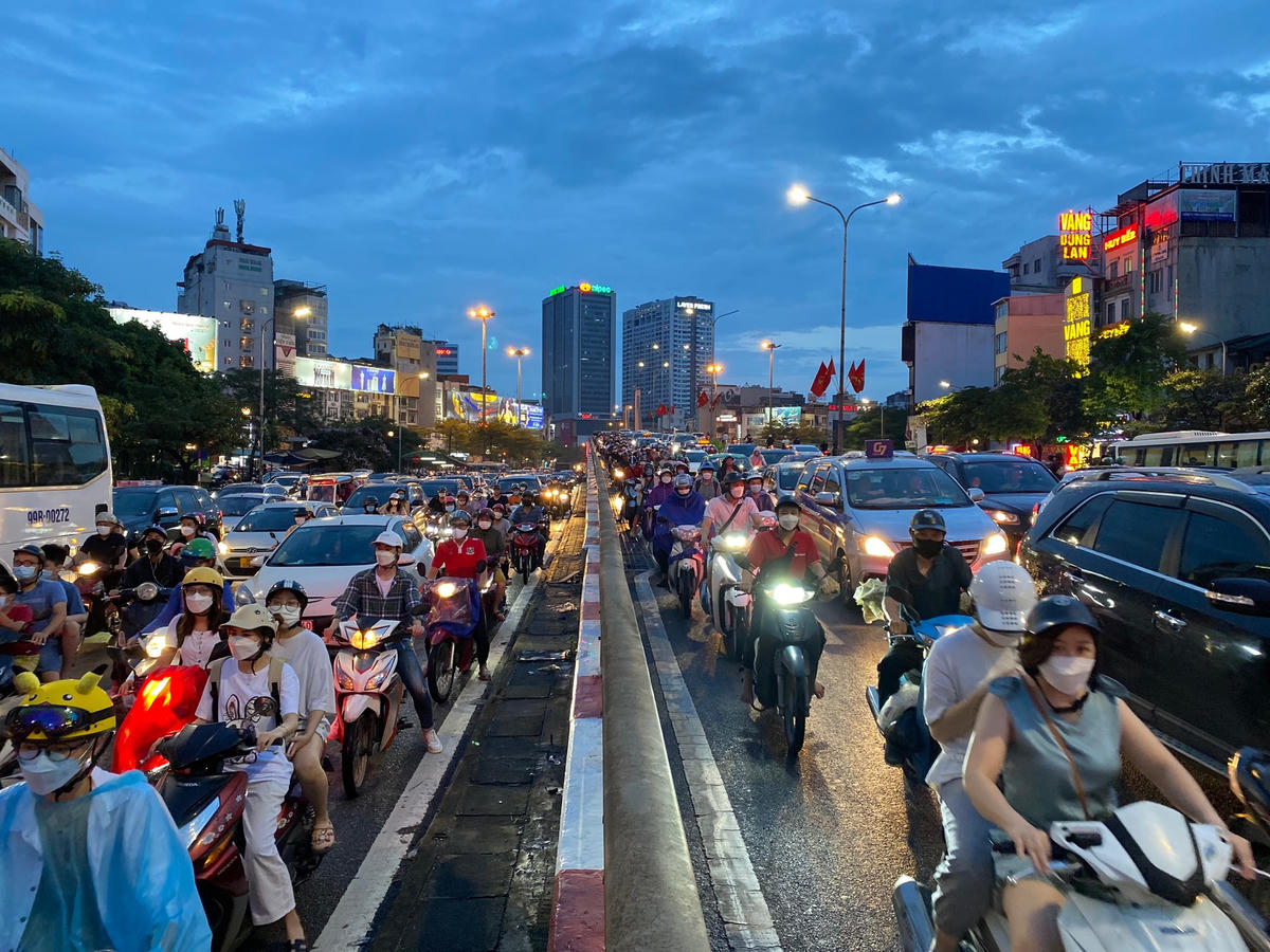 Phía trên cầu vượt Ngã Tư Sở luôn trong tình trạng đông đúc.