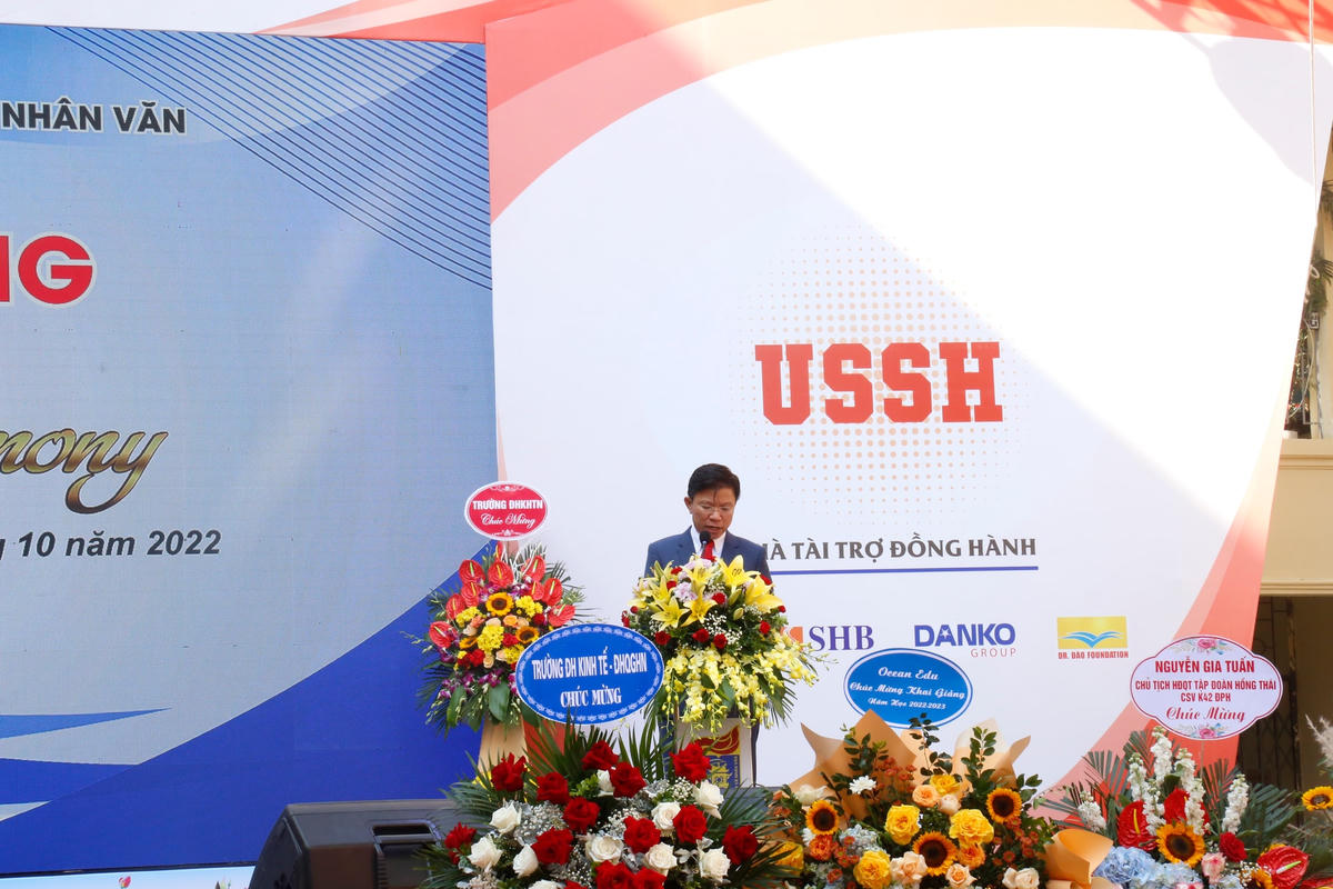 Hiệu trưởng Trường Đại học KHXH&NV, GS.TS Hoàng Anh Tuấn phát biểu tại buổi lễ. 