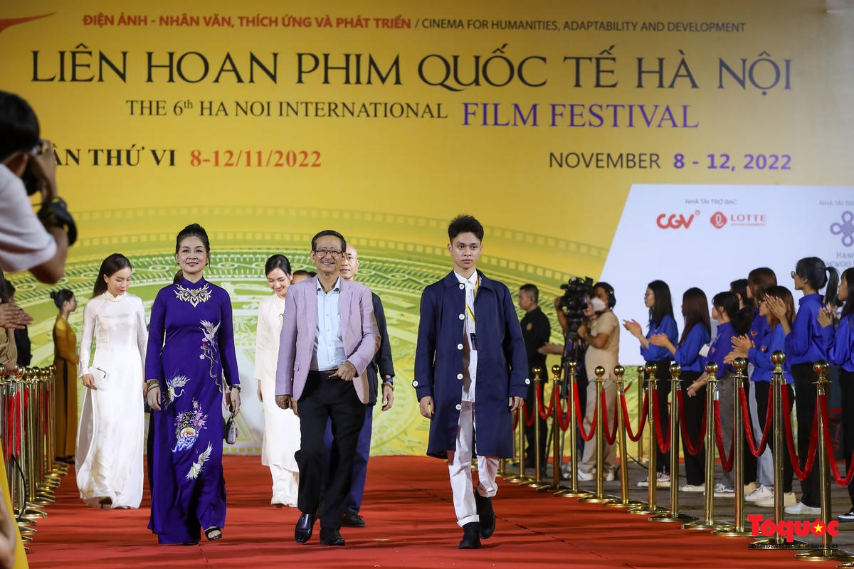Dàn diễn viên trong phim "Hoa nhài" trên thảm đỏ Ảnh: Bảo Trung