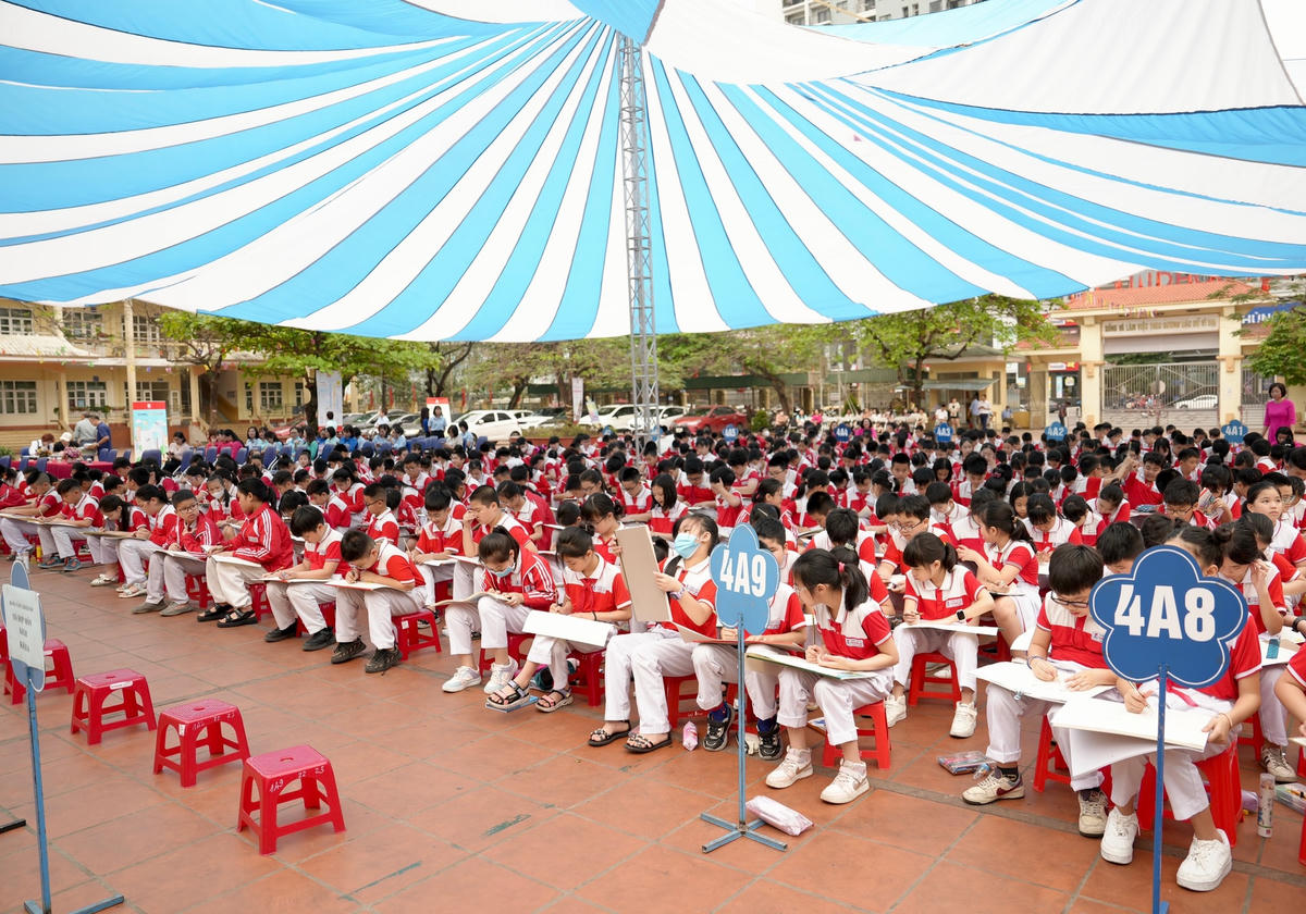 Song song với việc tổ chức thi tại chỗ, Ban tổ chức còn tổ chức hoạt động vẽ tranh với sự tham gia của 400 học sinh trường Tiểu học Trần Hưng Đạo.