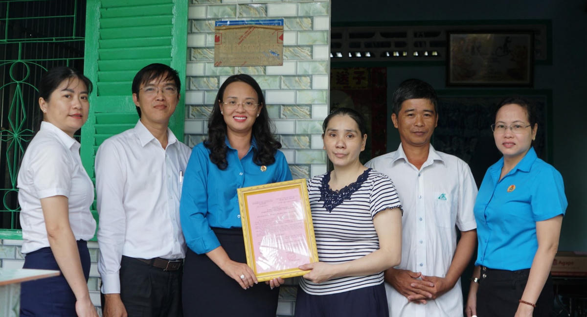Chủ tịch Liên đoàn lao động TP Cần Thơ - Lê Thị Sương Mai trao Quyết định về việc Trao tặng “Mái ấm Công đoàn” cho gia đình ông Cao Văn Thanh.
