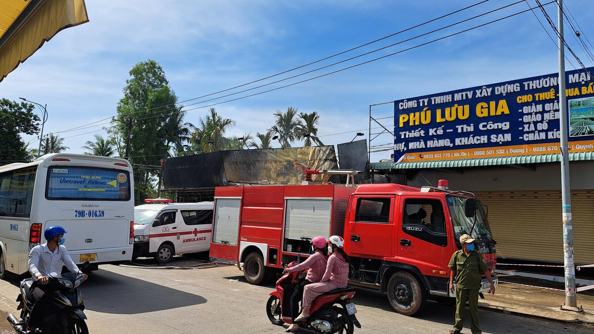 Lực lượng chức năng đang tiến hành khám xét và kiểm tra hiện trường. 