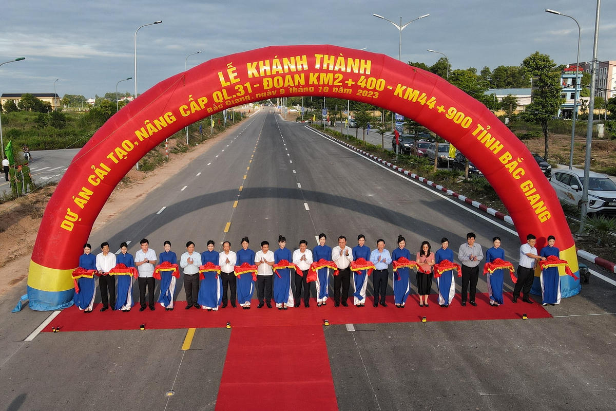 Lãnh đạo Bộ GTVT cắt băng khánh thành.