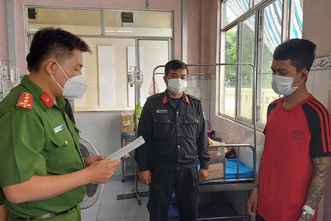 Công an tỉnh Đồng Tháp đọc lệnh bắt tạm giam Phạm Hồng Qui. Ảnh: Dân Trí.