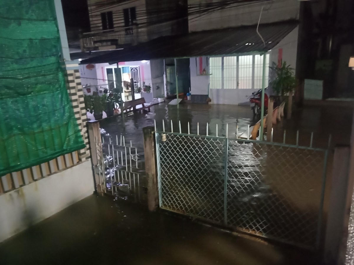 Triều cường bắt ngờ dâng cao lúc nửa đêm khiến người dân trở tay không kịp nước tràn vào nhà ngập lênh láng.