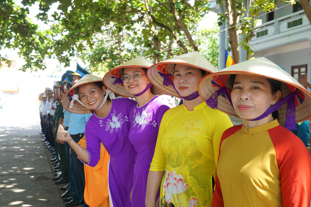 Những cư dân trên đảo Trường Sa phấn khởi chờ đón đoàn công tác. Ảnh: Mạnh Thìn.