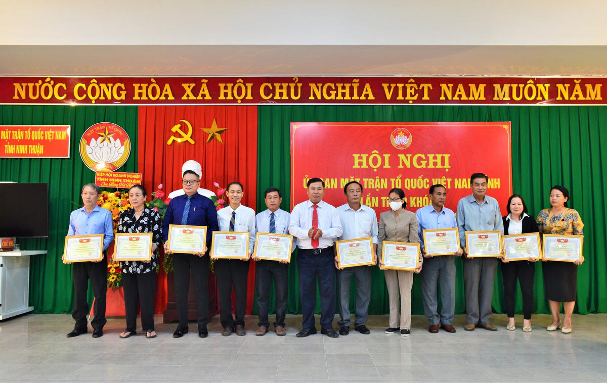 Tặng Bằng khen cho 27 tập thể và17 cá nhân có thành tích xuất sắc trong công tác Mặt trận năm 2022.