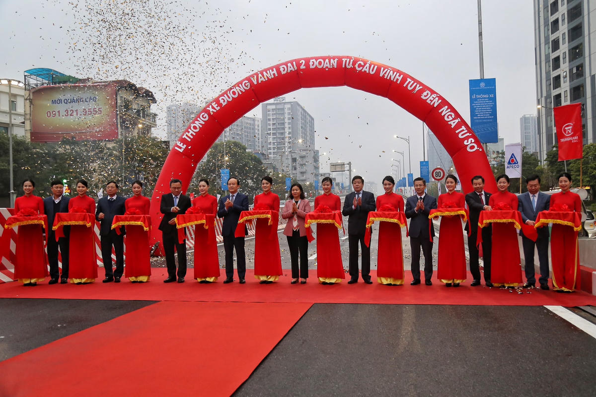 Lãnh đạo TP Hà Nội cắt băng khánh thành đường Vành đai 2  đoạn Vĩnh Tuy - Ngã Tư Vọng.