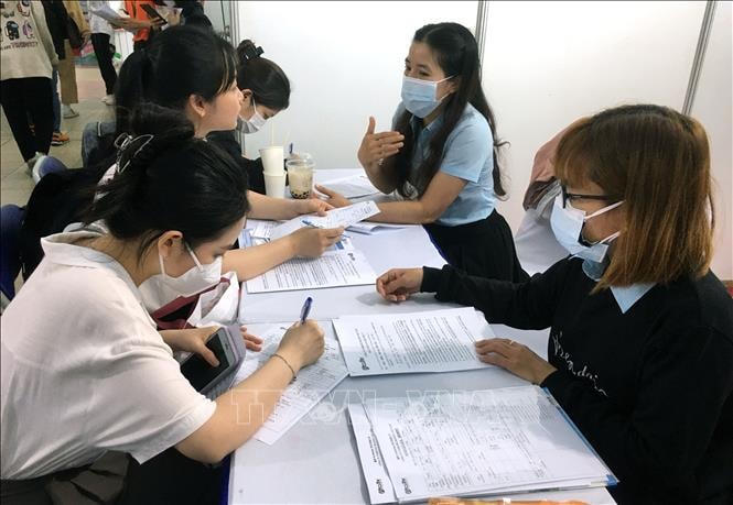 Sinh viên trường Đại học Công nghệ TPHCM tìm việc làm tại sàn giao dịch của các doanh nghiệp.
