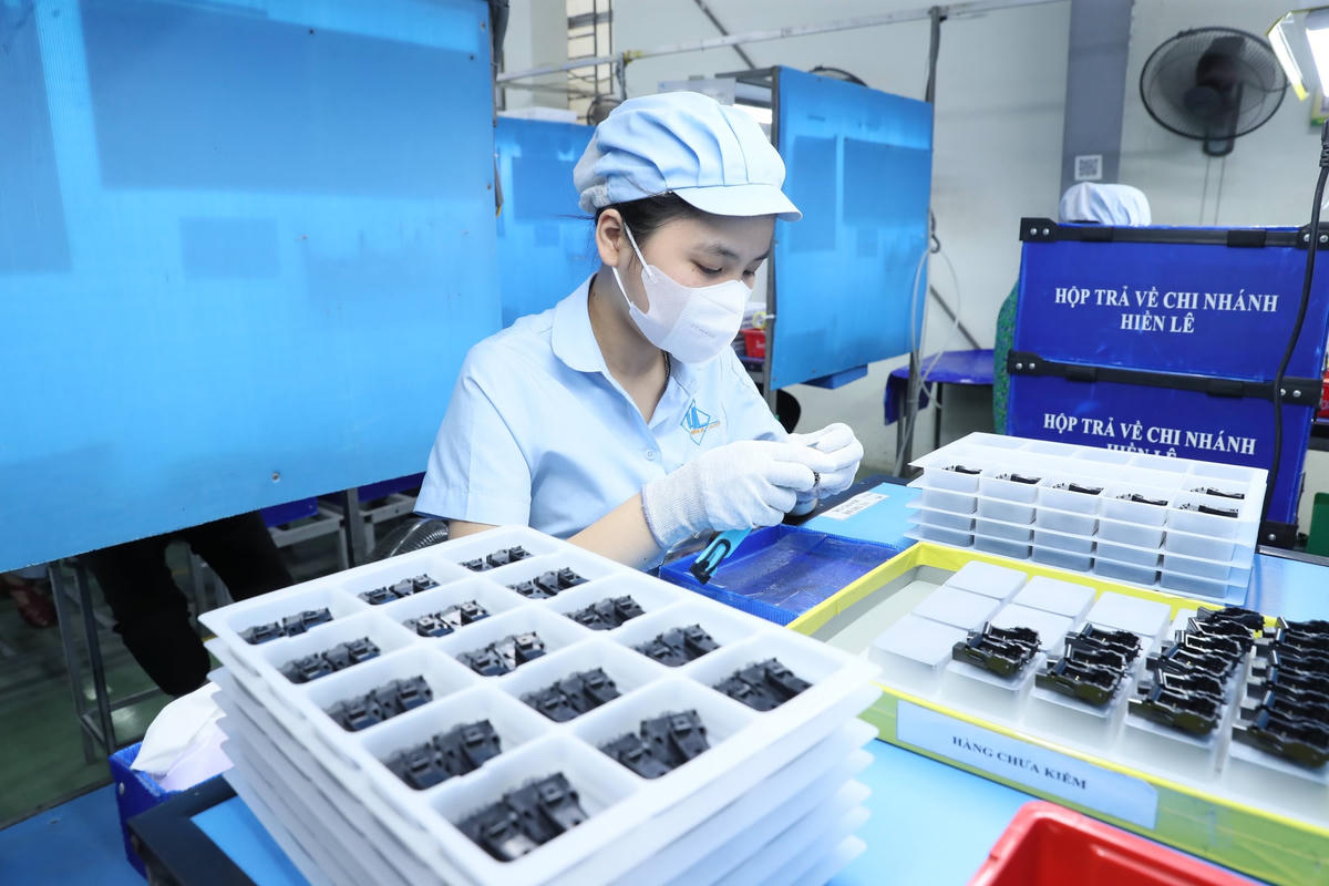 Người lao động mong mỏi sớm được tăng lương tối thiểu vùng. Ảnh: Quang Vinh.