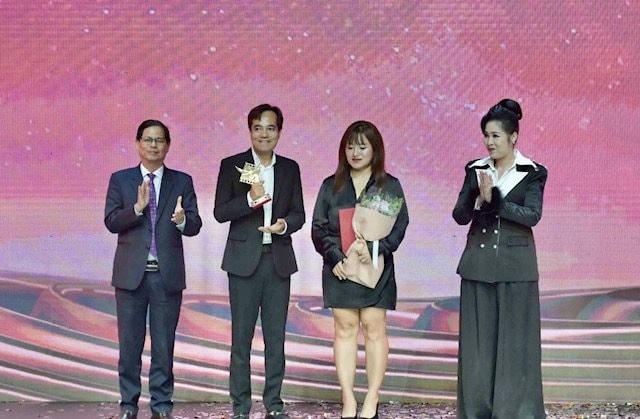 Trao giải Cánh diều vàng 2024 cho hạng mục phin truyện truyền hình.