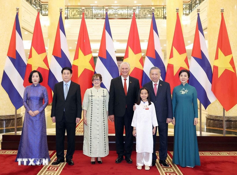 Tổng Bí thư Tô Lâm và Phu nhân, Chủ tịch nước Lương Cường và Phu nhân cùng Bí thư thứ Nhất Đảng Cộng sản Cuba, Chủ tịch nước Cuba Miguel Díaz-Canel Bermúdez và Phu nhân chụp ảnh chung. (Ảnh: Thống Nhất/TTXVN)