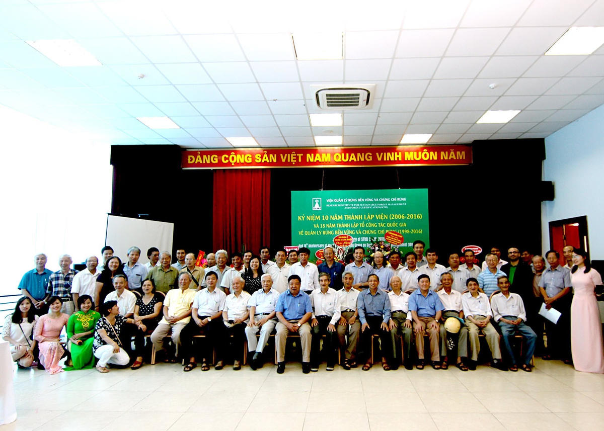 Viện Quản lý rừng bền vững và chứng chỉ rừng kỷ niệm 10 năm ra đời (2006-2016), GS. Viện trưởng Nguyễn Ngọc Lung ngồi giữa.  