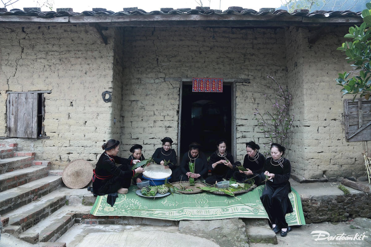 W_nhung-nguoi-phu-nu-tay-tap-trung-goi-banh-chung-tet.jpg