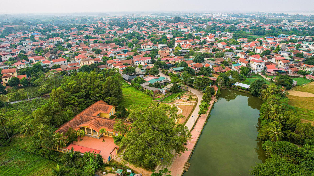 Làng cổ Đường Lâm vốn nổi tiếng với những bức tường đá ong, mái ngói nhưng đến nay nét cổ kính đang dần mất đi. Ảnh: Đắc Huy.