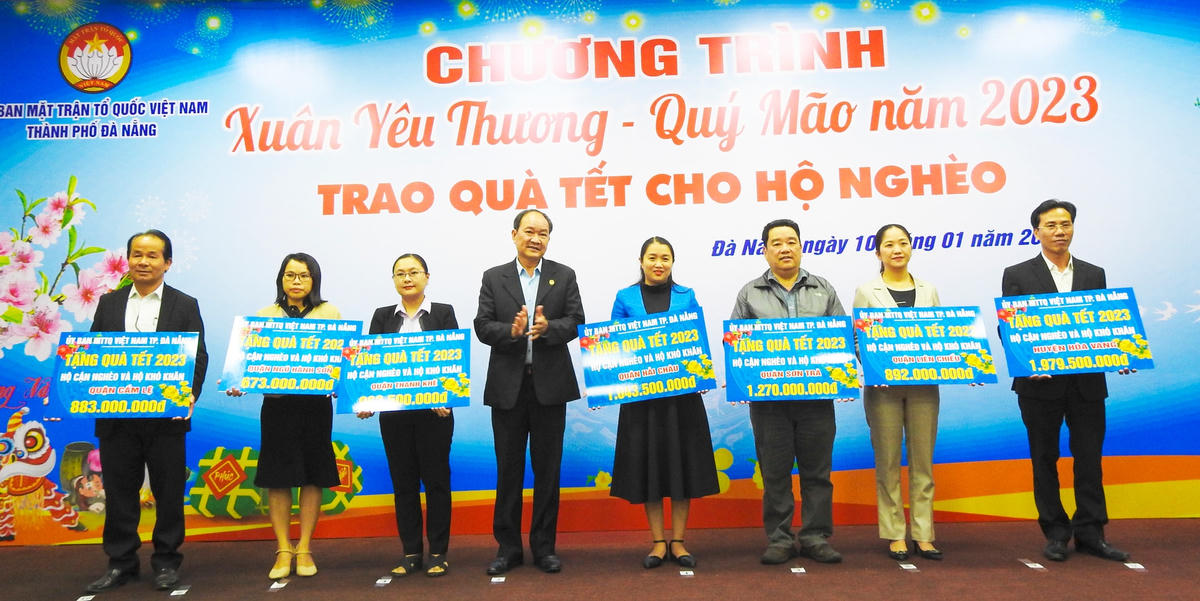 Đại diện Ủy ban MTTQ Việt Nam 7 quận, huyện của Đà Nẵng nhận hỗ trợ Tết Quý Mão cho hộ cận nghèo, hộ đặc biệt khó khăn, hộ khó khăn do ảnh hưởng dịch Covid-19 và thiên tai. Ảnh: Thanh Tùng.