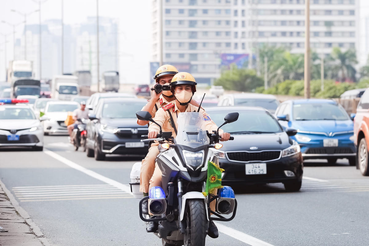 Lực lượng chức năng sử dụng camera giám sát ghi hình xử phạt các phương tiện di chuyển vào làn dừng khẩn cấp.