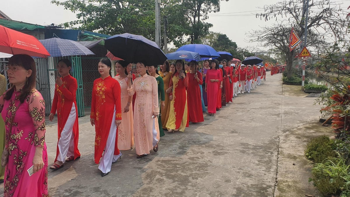 Ngày thường phụ nữ ở địa phương người bận rộn với việc đồng áng, người bận rộn với việc trường lớp, trong ngày hội họ cùng xúng xính trong tà áo dài.