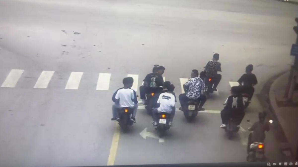 Hình ảnh nhóm thanh, thiếu niên đi xe không đội mũ, vượt đèn đỏ bị camera an ninh ghi lại.