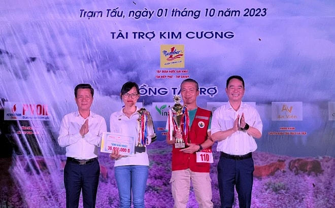Ban Tổ chức trao giải giải Nhất cho vận động viên Trần Thu Trang (Thông tấn xã Việt Nam) và vận động viên Pham Minh Thành (Đài truyền hình Việt Nam).