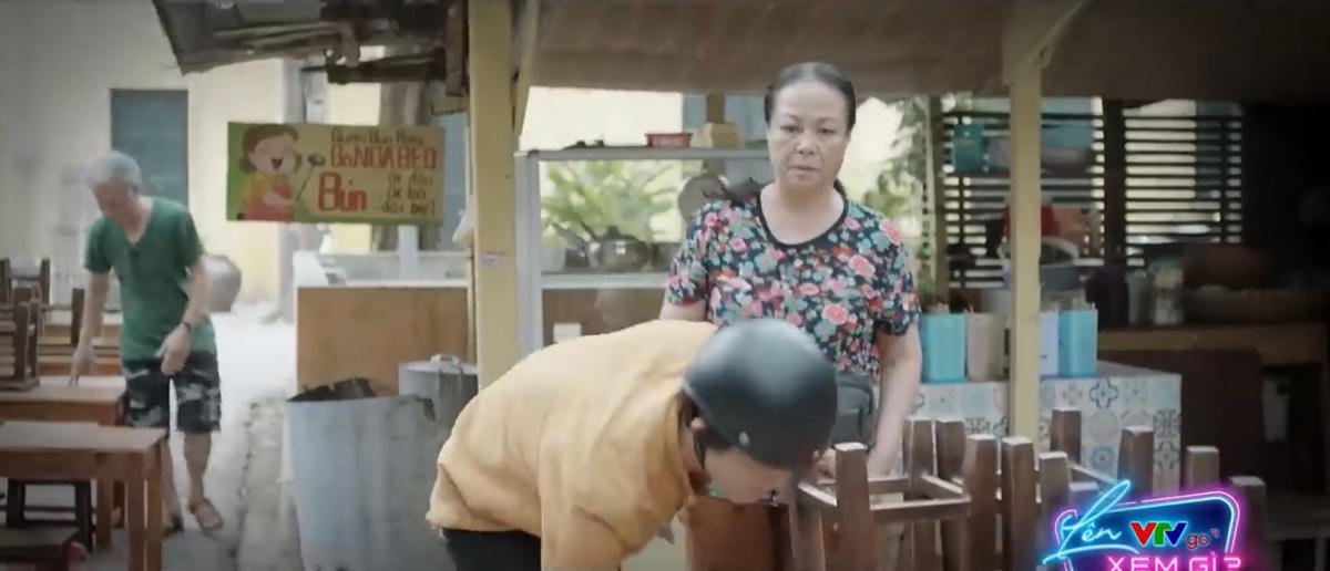 Đông Phong trổ tài giúp bà Nga làm việc nhà. Ảnh: CMH. 