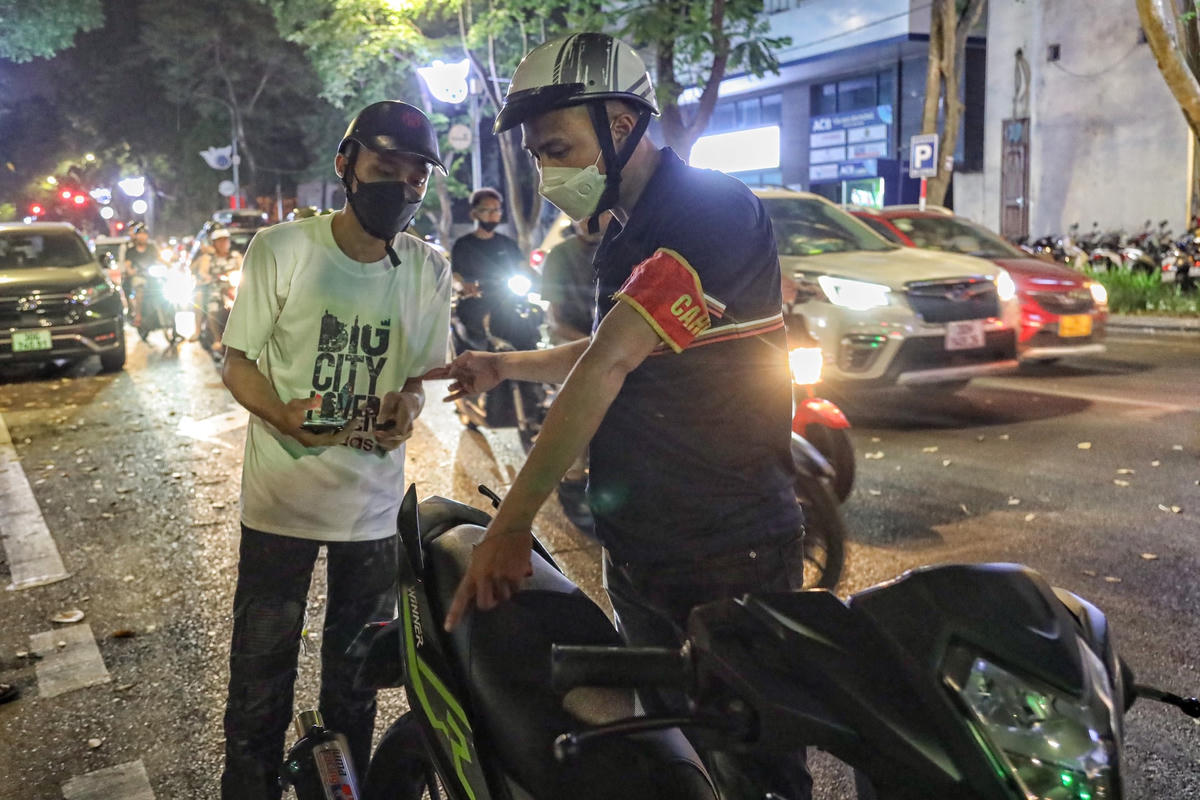 Theo ghi nhận của phóng viên Báo Đại Đoàn Kết, khoảng 21h ngày 20/5, ngoài một chốt CSGT được lập trước khu vực Nhà hát Lớn Hà Nội để xử lý tình trạng xe máy lạng lách, đánh võng. Thì ở các tuyến đường quanh khu vực đó cũng có hàng chục cảnh sát 141 hóa trang, mặc thường phục "áp sát vây bắt" các đối tượng có hành vi vi phạm.